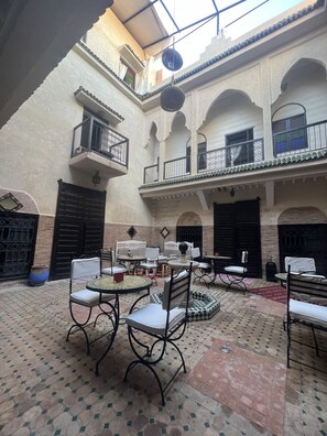 Outdoor dining - Traditional Riad with 8 rooms, 2 min from the square (Marrakech)