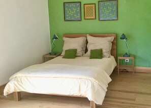 2 habitaciones, tabla de planchar con plancha y cuna de viaje 