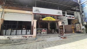 Een gebouw met borden voor Angkor en Curry King Indiaas Restaurant.
