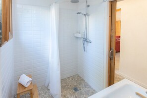 Dusche, Haartrockner, Handtücher