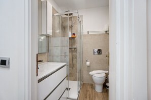 Shower, towels - Apartment 'Gianpaolo' with Mountain View, Shared Garden and Wi-Fi (Piode)