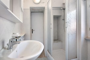 Dusche, kostenlose Toilettenartikel, Haartrockner, Handtücher