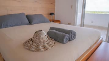 1 bedroom, desk, WiFi, bed sheets