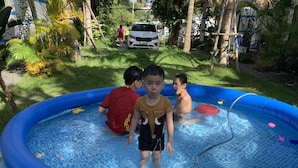 A blue inflatable pool with children playing inside. - LAM PHU Bungalow (Phu Quoc)