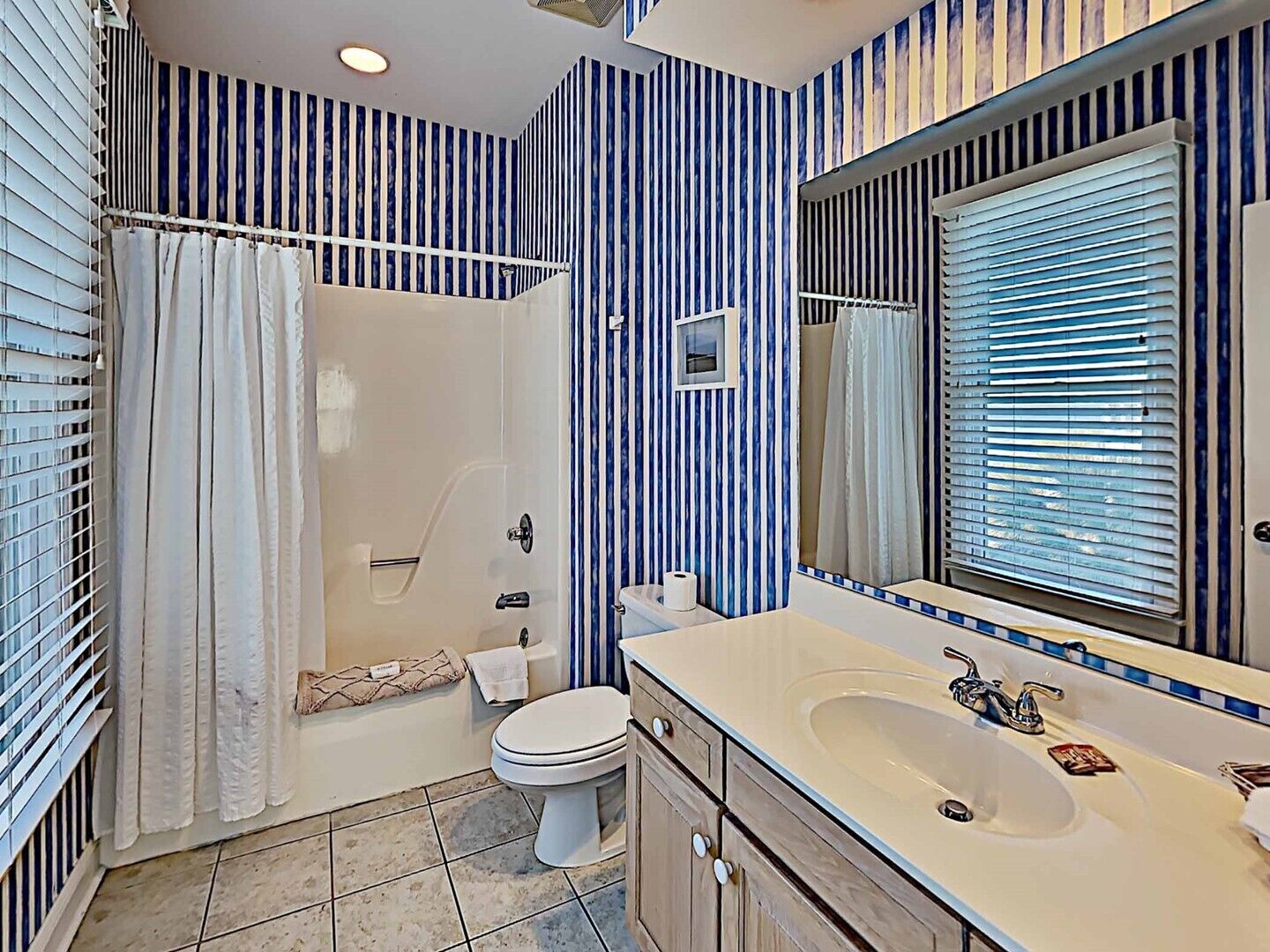 Un baño con bañera, inodoro y lavamanos.