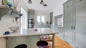 Kaffetrakter/tekoker, kjøleskap, mikrobølgeovn og oppvaskmaskin