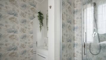 Shower, free toiletries, hair dryer, towels