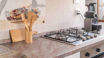 Een koelkast, een magnetron, een oven, een vaatwasser