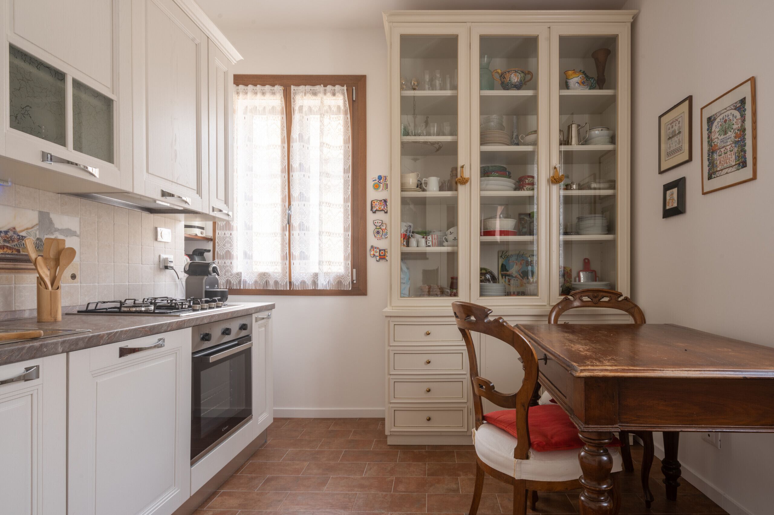 Een koelkast, een magnetron, een oven, een vaatwasser