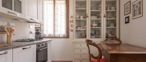 Refrigerador, microondas, horno y lavavajillas