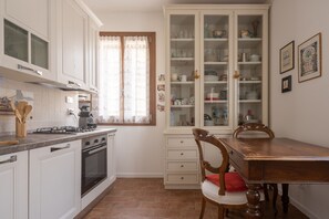 Een koelkast, een magnetron, een oven, een vaatwasser