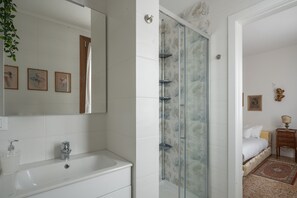 シャワー、ヘアドライヤー、タオル