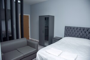 Standard Studio | Blackout curtains, soundproofing, iron/ironing board, free WiFi