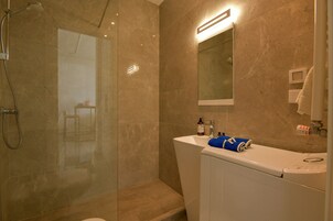 Apartment | Bathroom | Shower, rainfall showerhead, free toiletries, hair dryer
