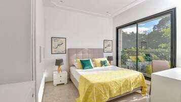 Iron/ironing board, free WiFi, bed sheets