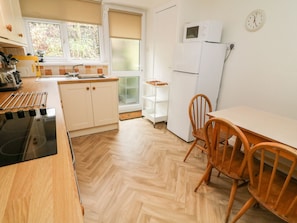Cottage | Private kitchen | Dishwasher, cookware/dishes/utensils