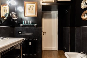 Regadera, secadora de cabello, bidet, toallas 