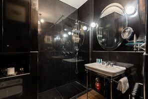 Dusj, hårføner, bidé og håndklær