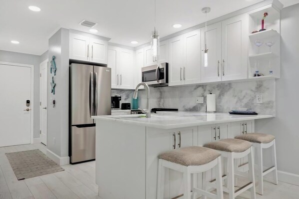 Réfrigérateur, four à micro-ondes, un four, surface de cuisson