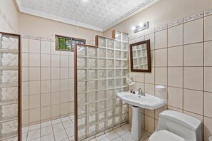Shower, towels, shampoo