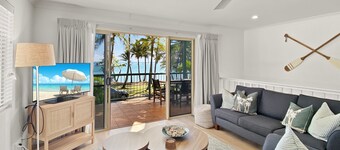 Sails on Horseshoe Apartment 4 - Beachfront Apartment by the Bay