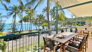 Outdoor dining - Sails on Horseshoe Apartment 4 - Beachfront Apartment by the Bay (Horseshoe Bay)