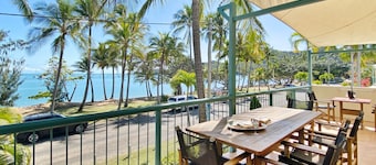 Sails on Horseshoe Apartment 4 - Beachfront Apartment by the Bay