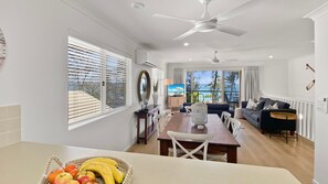 Flat-screen TV - Sails on Horseshoe Apartment 4 - Beachfront Apartment by the Bay (Horseshoe Bay)