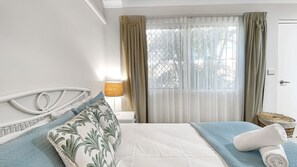 1 dormitorio, tabla de planchar con plancha, wifi y ropa de cama