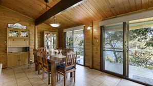 Un intérieur en bois comprenant une table à manger, des chaises, un buffet et une enseigne portant l’inscription « JAMIESON ».