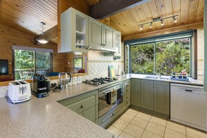 Kühlschrank, Mikrowelle, Ofen, Geschirrspüler