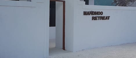 Una entrada cerrada a un refugio con un letrero que dice 'MANDHOO RETREAT'.
