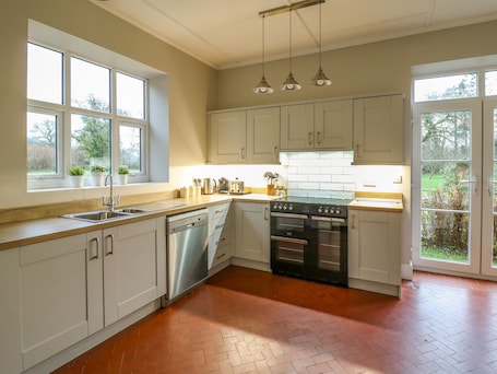 Cottage | Private kitchen | Fridge, dishwasher, electric kettle, toaster