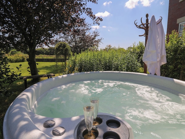 Casa rural | Banyera d'hidromassatge a l'aire lliure