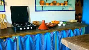 Fridge, microwave, oven, coffee/tea maker