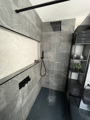 Een douche, een haardroger, handdoeken, zeep