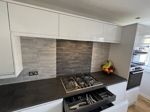 Køleskab, mikrobølgeovn, ovn, kogeplade