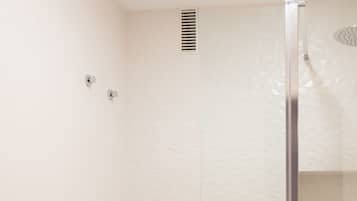 Douche, sĂšche-cheveux, serviettes fournies