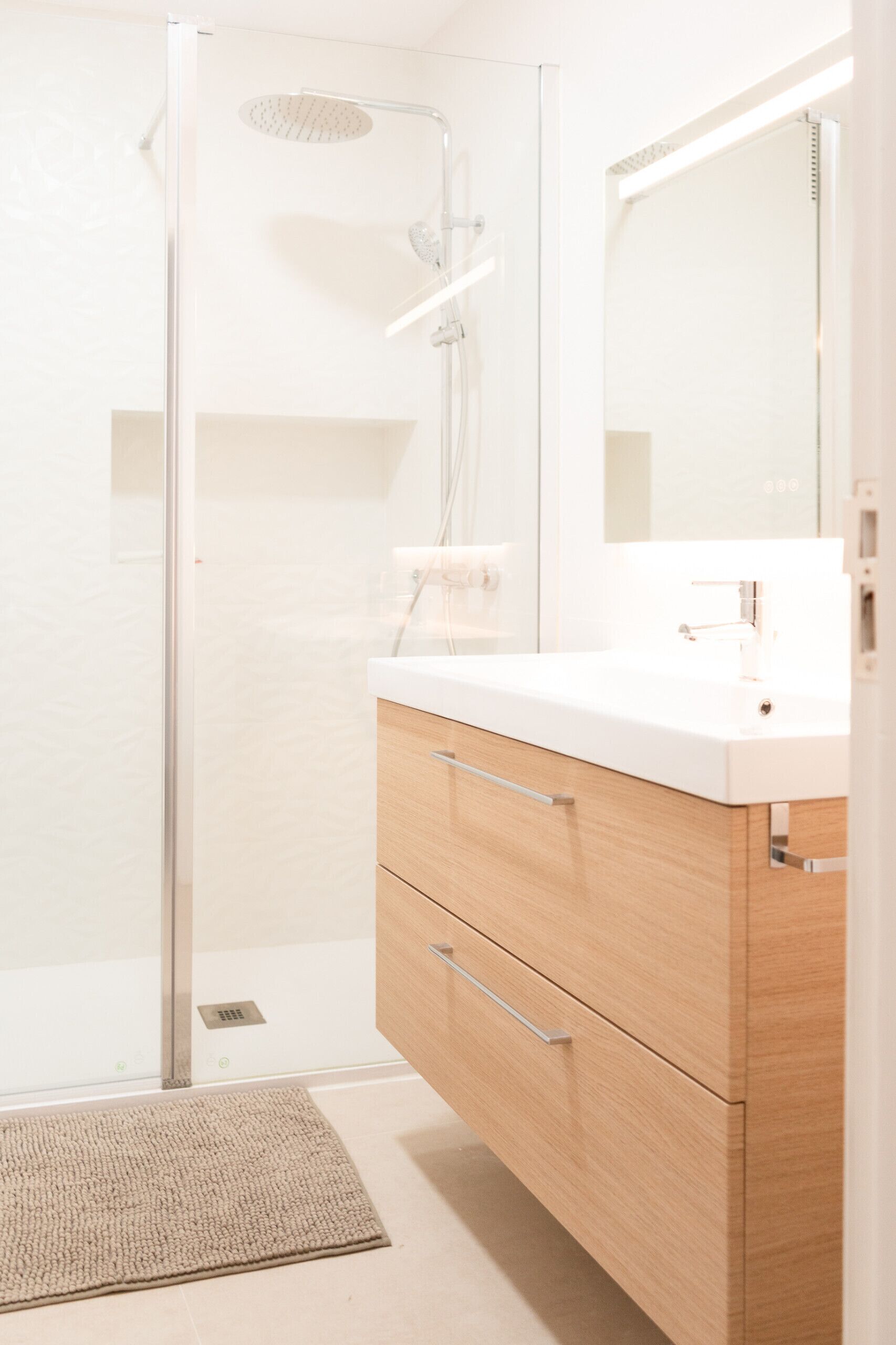 Regadera, secadora de cabello, toallas 