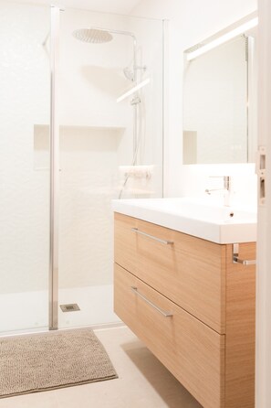 Dusche, Haartrockner, Handtücher