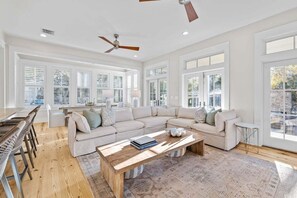 Smart TV, books, stereo - PRIME WATERCOLOR LOCATION! POOL, LSV/Golf Cart, 6 BIKES! STEPS to BEACH CLUB! PET FRIENDLY! (Santa Rosa Beach)