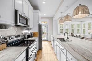 ثلاجة، ميكروويف، فرن، موقد طهي مسطح