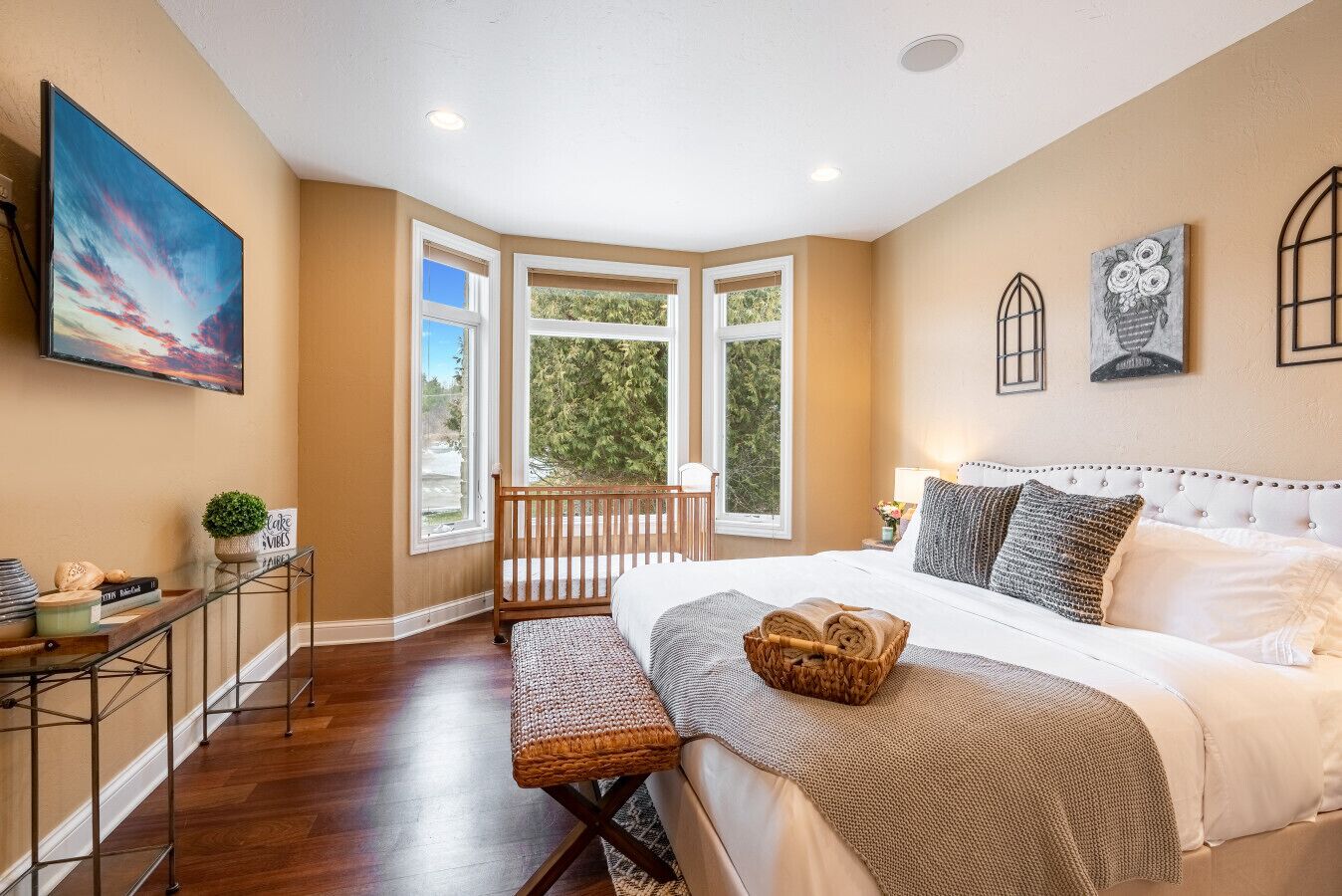 6 Schlafzimmer, Schreibtisch, Bügeleisen/Bügelbrett, Reisekinderbett