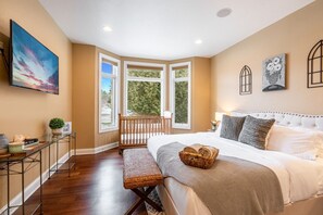 6 bedrooms, desk, iron/ironing board, travel crib