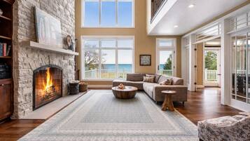 Tv, eldstad, tv-spel och bordsfotboll