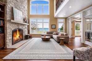 تلفزيون، مدفأة، ألعاب فيديو، كرة قدم الطاولة