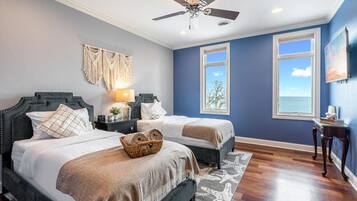 6 dormitorios, escritorio, tabla de planchar con plancha y cuna de viaje