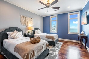 6 makuuhuonetta, työpöytä, silitysrauta/-lauta, vauvan matkasänky