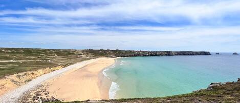 Una spiaggia nelle vicinanze