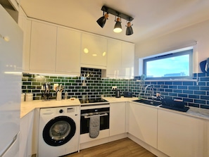 Appartamento City | Cucina privata | Frigorifero con congelatore, microonde, forno, piano cottura